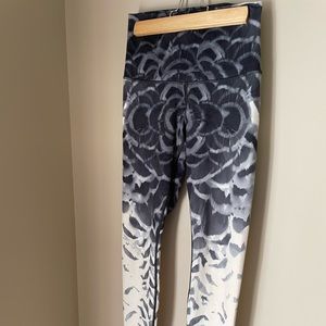 lululemon athletica Wunder Under High-Rise full length tight in 
Luon- size 6